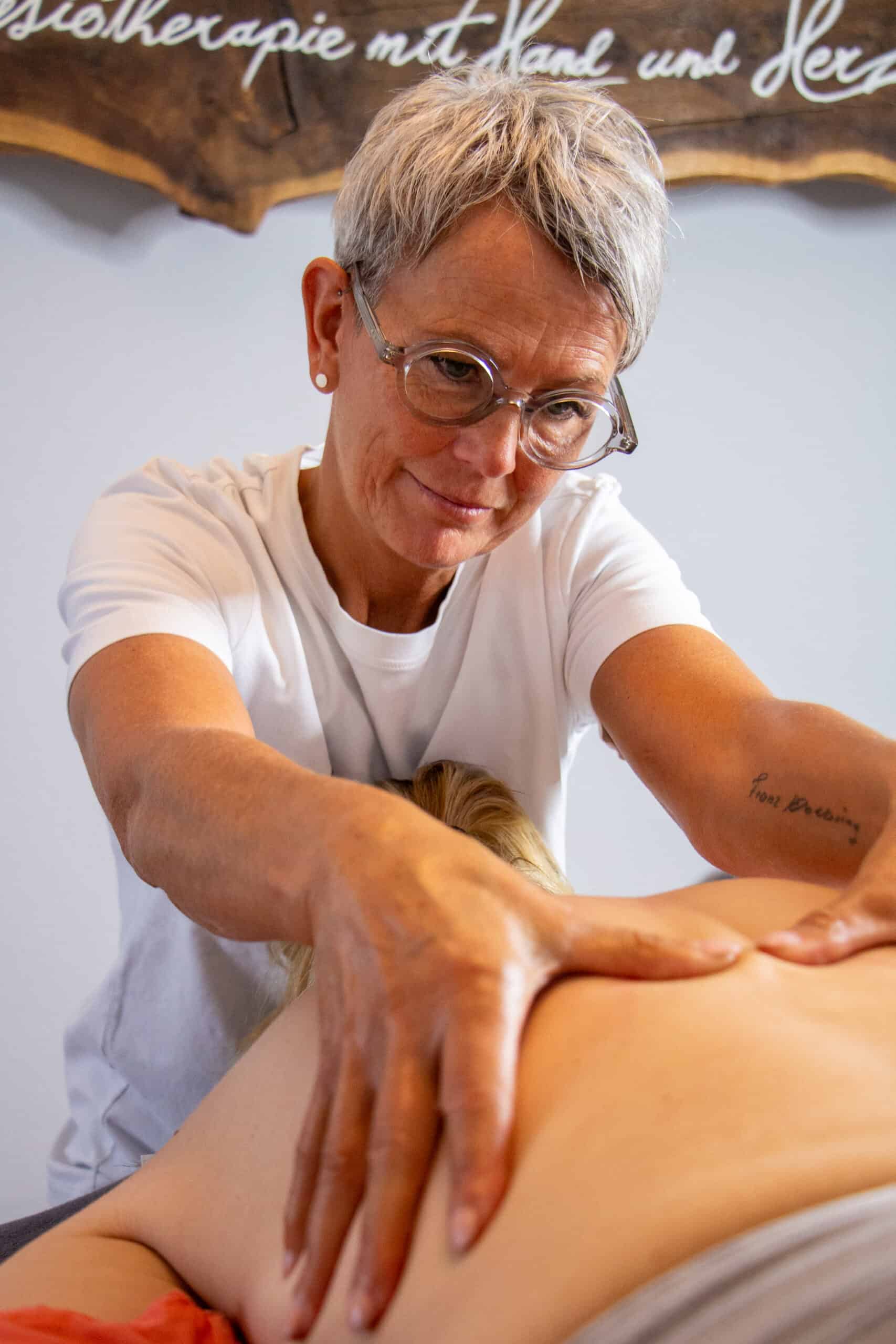 Manuelle Therapie am Rücken durch Physiotherapeutin Heike Rammert in ihrer Praxis.